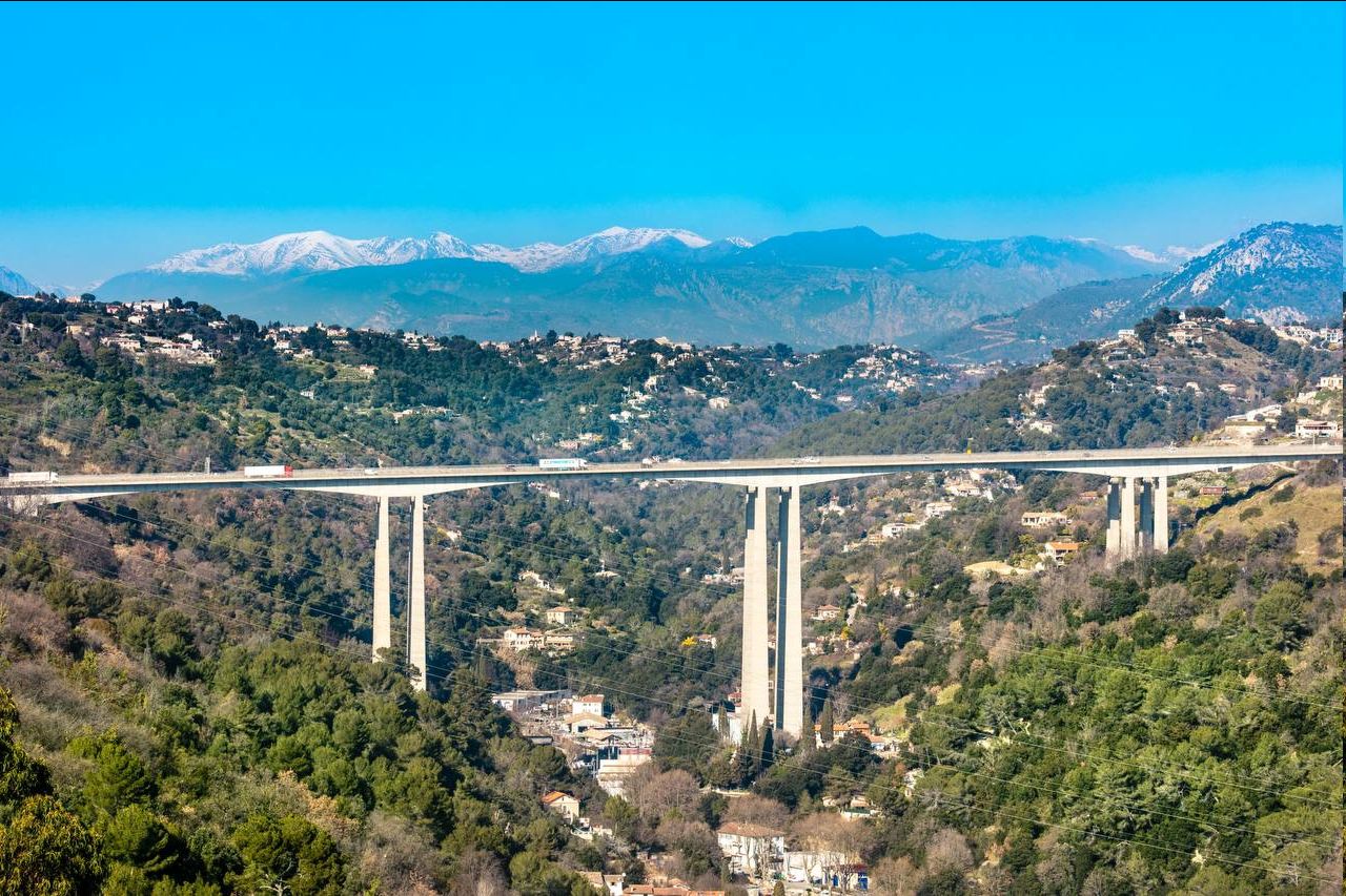 قصد خودکشی یک فوتبالیست از ارتفاع ۱۰۰ متری 4 (عکس) قصد خودکشی یک فوتبالیست از ارتفاع ۱۰۰ متری