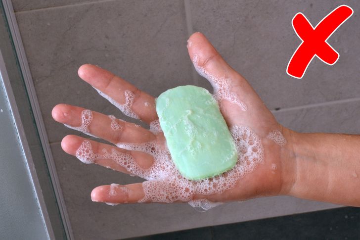 ۱۱ وسیله شخصی که حتی با نزدیکان تان هم نباید آن ها را شریک شوید 6 1696919024 715 ۱۱ وسیله شخصی که حتی با نزدیکان تان هم نباید