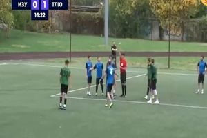 داور کارت زرد نشان داد و با ضربه مشت بازیکن زمین‌گیر شد/ ویدئو