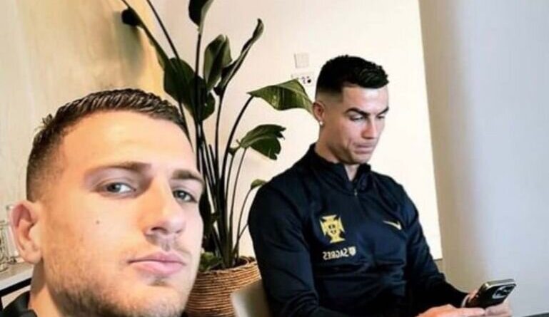 عکس| شوخی بامزه مدافع پرتغال با رونالدو: سرش همیشه در گوشی است!