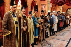 سکانس خنده دار سریال قهوه تلخ/ رقص چاقوی تماشایی درباریان/ ویدئو