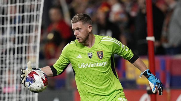 دروازه‌بان‌ها برای تشخیص جهت حرکت توپ متکی به حواس چندگانه خود هستند