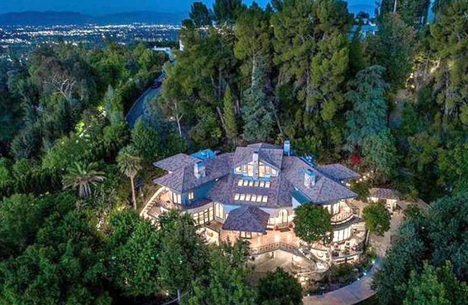 1710663182 294 سلبریتی های ثروتمند هالیوود که برای خرید خانه وام های