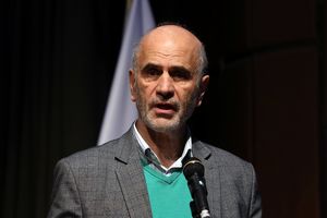 تندروها در ساخت رانتیِ غیرشفاف، حکومت را فریب می دهند/ راه نجات ایران توسعه عادلانه و فراگیر و به رسمیت شناختن همه عناصر و اجزای نظام ملی است