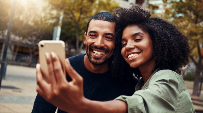 آیا شما هم در مورد رابطه عاطفی تان در شبکه های اجتماعی لاف می زنید؟