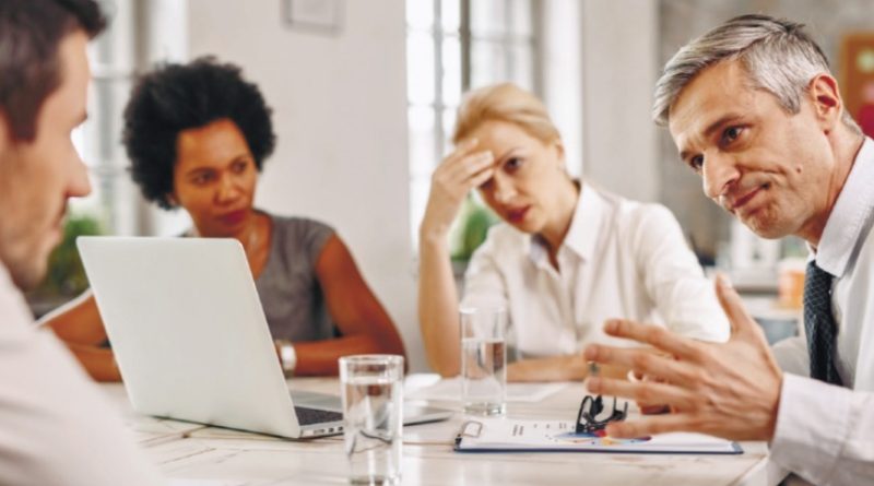 چرا دیگران را بی ارزش می کنیم تا خودمان بدرخشیم؟