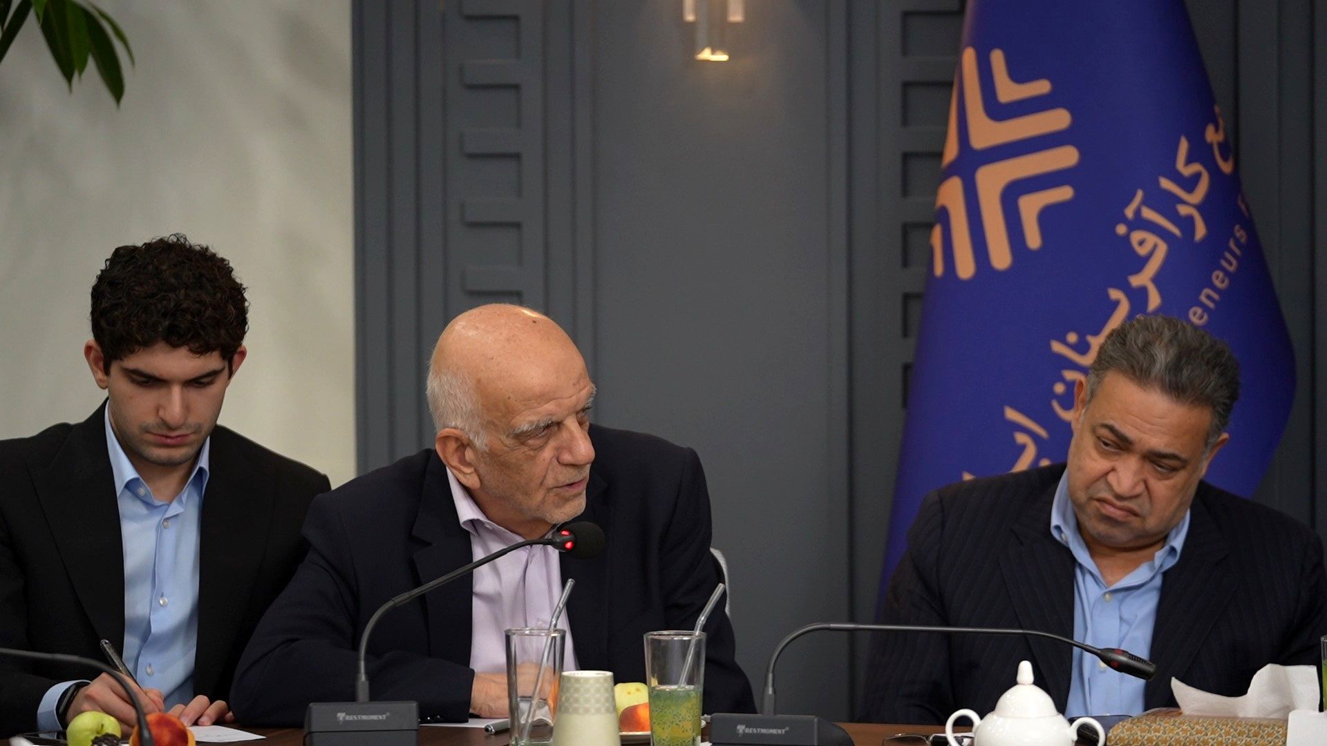 1724074644 584 در قسمت اقتصادی با کارافرینان همفکری خواهم کرد صبح سریع