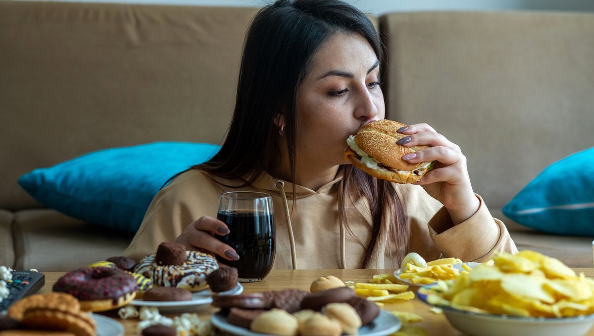 نقش والدین در عادات بدِ غذایی فرزندان_صبح سریع 23 پرخوری در نوجوانان
