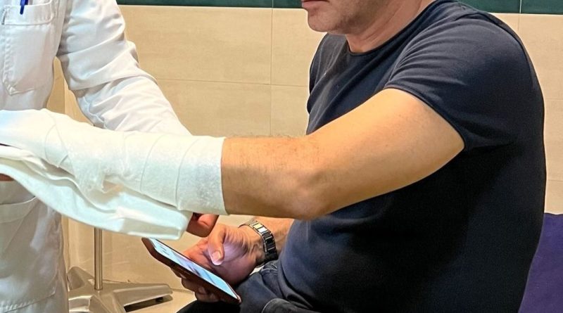 (ویدئو) شرح حادثه پیش آمده برای امیر آقایی در صحنه نمایش «رستم و سهراب»