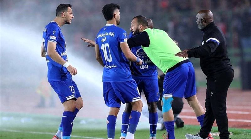 اتفاق عجیب در جریان بازى استقلال و تراکتور؛ سیستم آبیارى روشن شد/ ویدئو