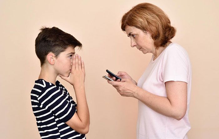 پسرم خیلی با گوشی بازی میکنه