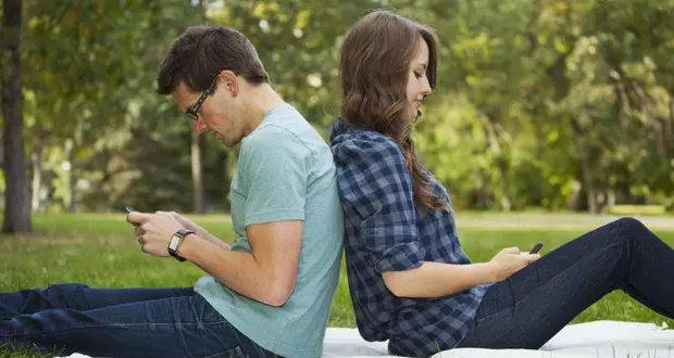 تلفن همراه و آسیبی که بر رابطه زوجین می زند صبح.webp