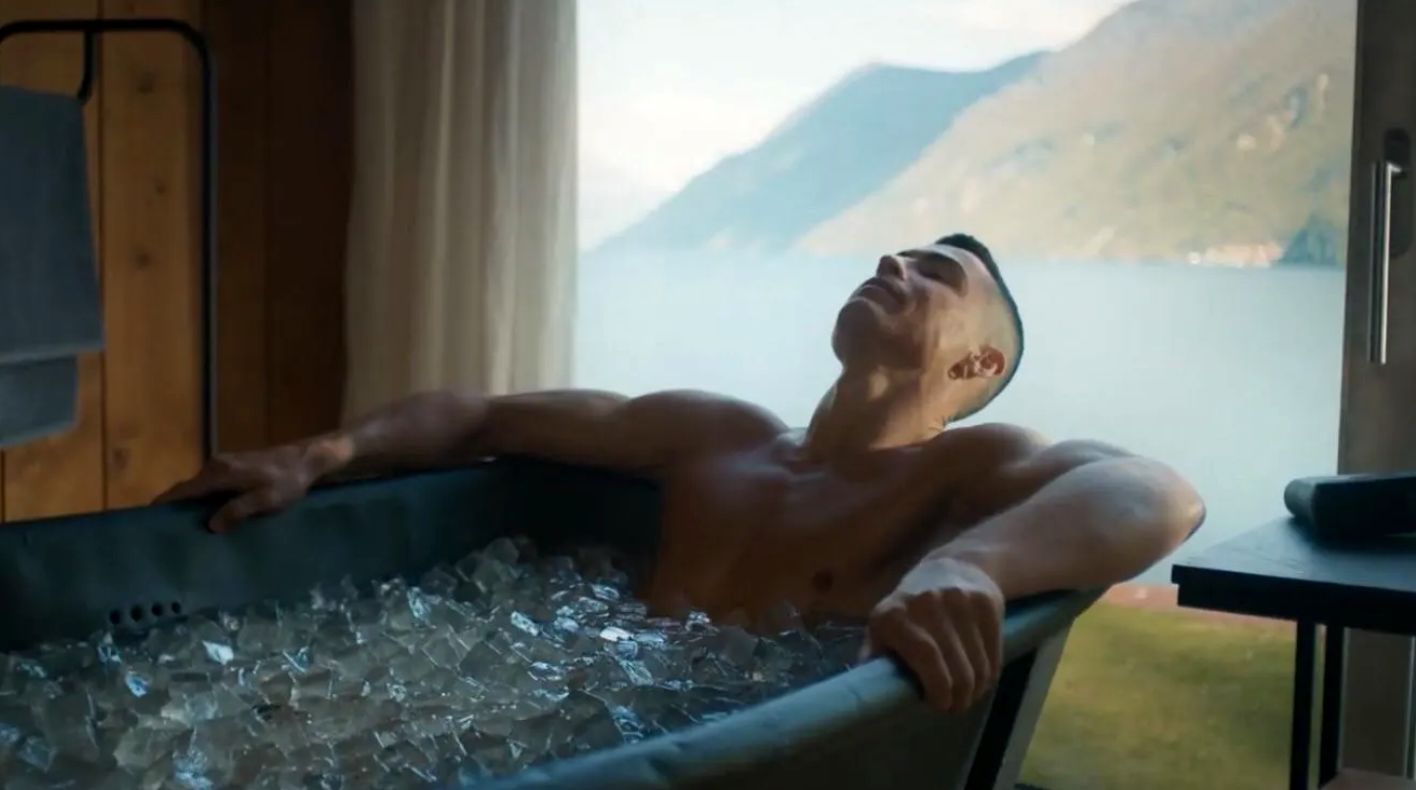 حمام یخ واقعاً سودمند است؟_صبح سریع 4 حمام یخ واقعاً مفید است؟ کدام سلبریتیها این کار را انجام میدهند؟