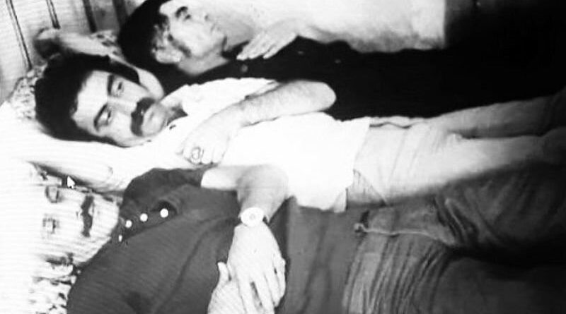 بهروز وثوقی و مسعود کیمیایی مشغول استراحت در پشت صحنه فیلم «گوزن‌ها»/ عکس