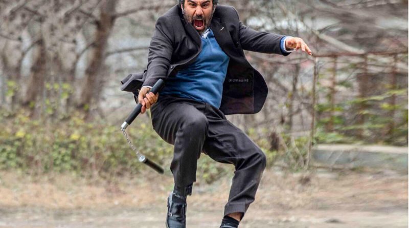 بُرشی از حضور محسن تنابنده جوان در تئاتر جریان عصبی؛ این نمایش در سال ۱۳۷۴ به روی صحنه رفت/ ویدئو