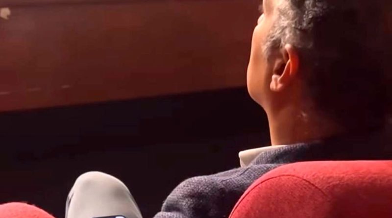 عکس |‌ عادل فردوسی‌پور و تماشای فوتبال وسط کنسرت!