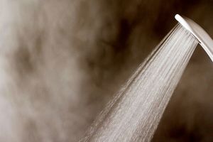 برای ریکاوری عضلات بدن دوش آب گرم مفید است یا آب سرد؟