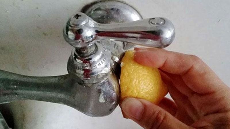 با کمک آبلیمو می توانید رسوب شیرآلات را از بین ببرید