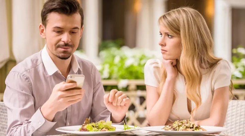 ۸ نشانه افراد غیرقابل اعتماد که باید جدی بگیرید