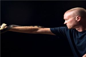 کمک مردی که ۸۵۶ بار توسط مارها گزیده شده به توسعه یک پادزهر جهانی