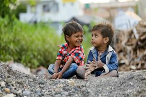 کودکان در خانواده های فقیر سریع‌تر از همسالان ثروتمندشان، پیر می‌شوند