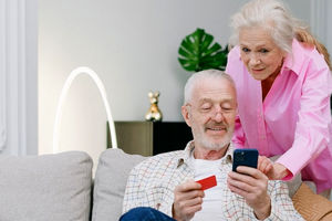 گوشی هوشمند، ذهن سالمندان را فعال تر می‌کند/ ویدئو