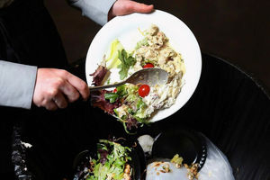 ایرانی‌ها سالی ۶ تن غذا دور می‌ریزند/ ضرر ۳۰ میلیارد دلاری از دور ریز غذا